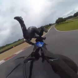 Ce motard chute lourdement et passe par dessus sa moto